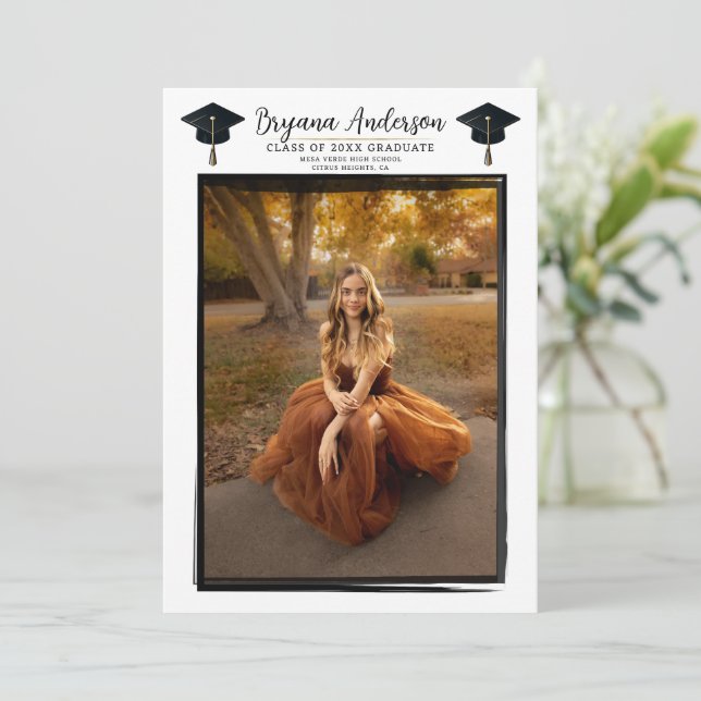 Invitation Photo moderne cadre noir tendance Cap Graduation t (Debout devant)