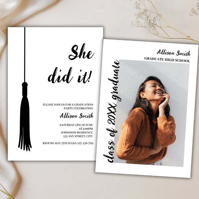 Invitation Photo moderne - Grad Tassel noir & blanc Grad Grad (graduation party invitation class of 2024 photo minimalist elegant black and white grad tassel)