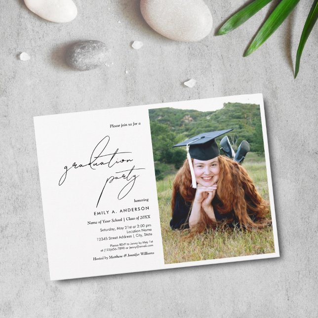 Invitation Photo moderne noir et blanc Script Graduation (Créateur téléchargé)