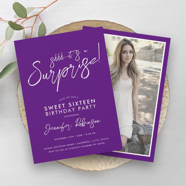 Invitation Photo moderne violet & blanc Surprise Sweet 16 (Modern Purple & White Photo Surprise Sweet 16 Invitation)