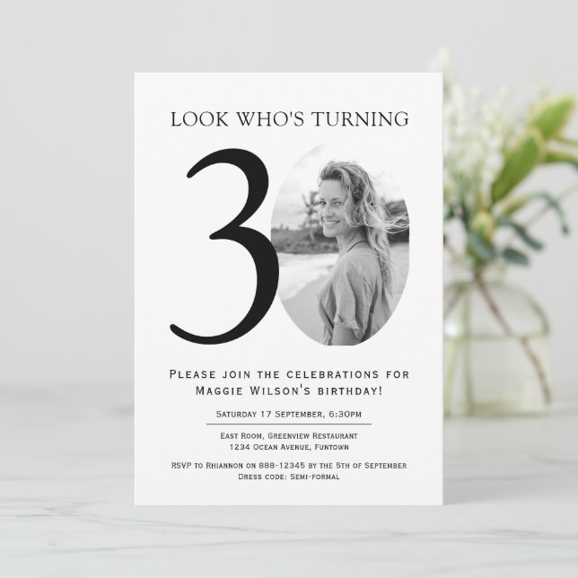 Invitation Photo noir et blanc 30e anniversaire (Debout devant)