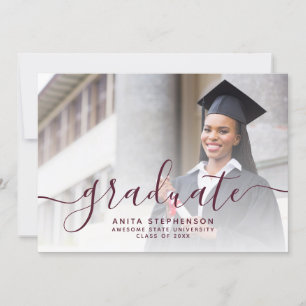 Invitation Photo personnalisée Burgundy Script Graduation Par
