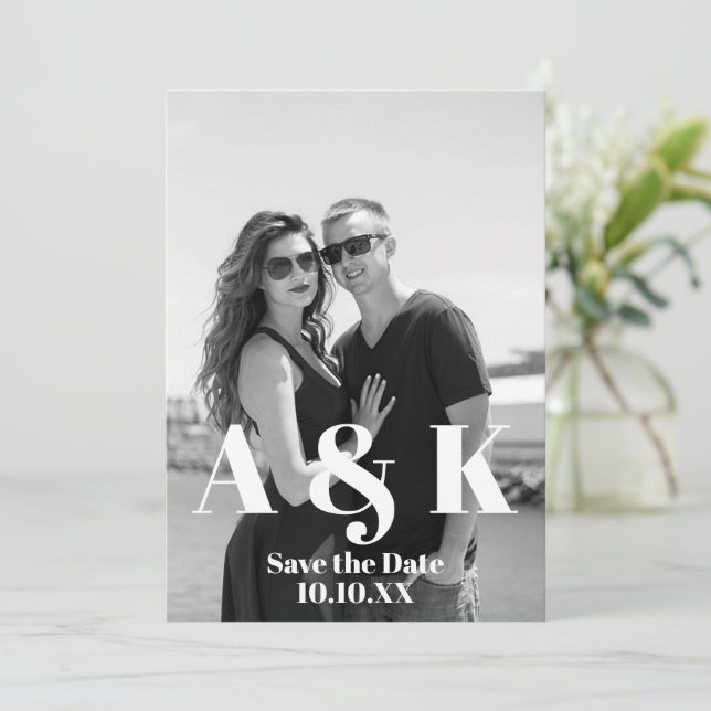 Invitation Photo personnalisée et gros monogramme Enregistrer (Debout devant)