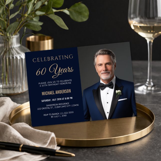 Invitation Photo pour 60ème Anniversaire Moderne (Modern navy and gold 60th birthday invitation with clean, elegant photo layout)