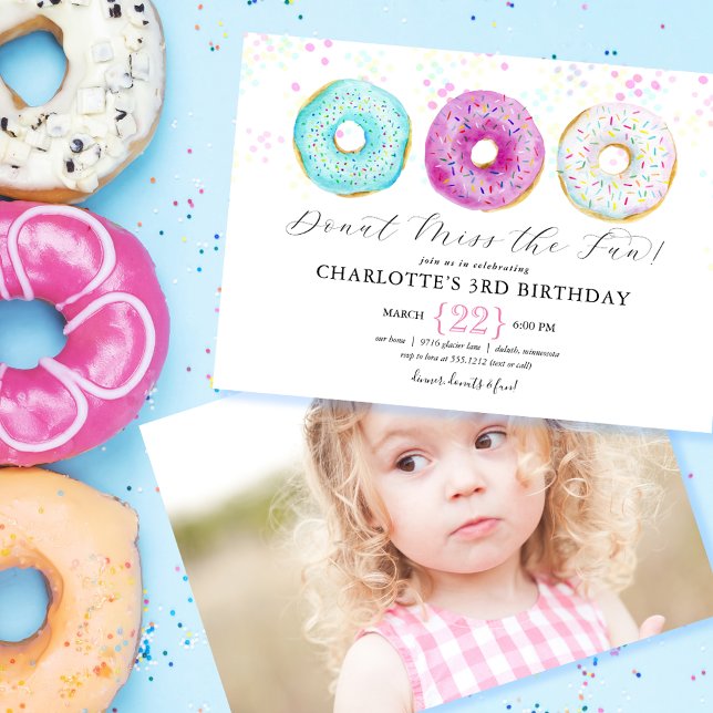 Invitation photo pour fête d'anniversaire Donut (Donut Birthday Party Photo Invitation. Donut themed photo invitation. Cute donut themed party invite)