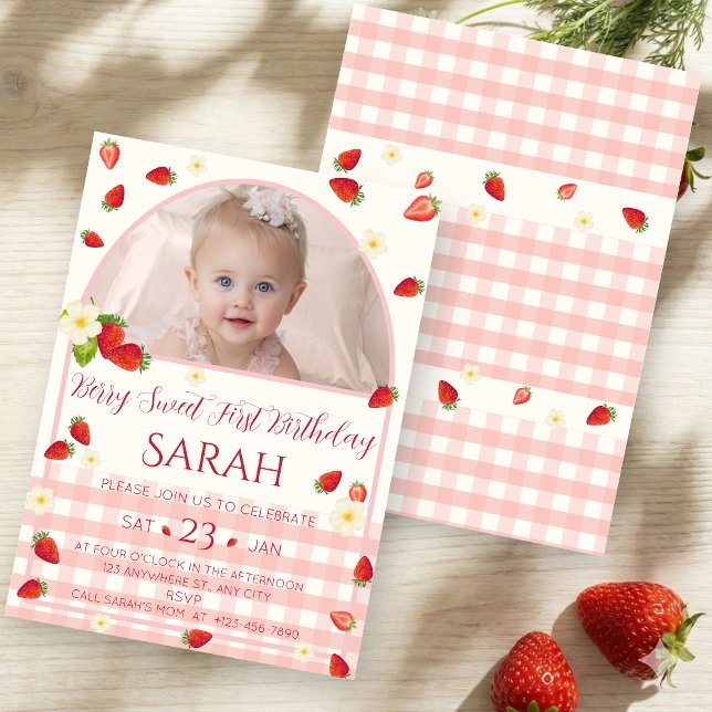 Invitation photo pour le 1er anniversaire de Berry (Berry Sweet 1st Birthday Photo Invitation)