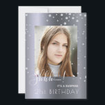 Invitation Photo Surprise Anniversaire de la fête diamants d'<br><div class="desc">Une invitation à une fête d'anniversaire surprise. Modèle pour votre propre photo. A l'avant : Représentation de texte blanc : Shhh ! C'est une surprise. Le texte est écrit avec un script de style moderne écrit à la main. Texte : 21e anniversaire (ou tout âge). Décoré avec un faux sprinkle...</div>