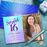 Invitation Photo Sweet 16 Super bleu violet dégradé rétro<br><div class="desc">"Joyeux 16 Anniversaire". Envoyez cette cool boho retro, invitation personnalisée de fête photo pour un événement à se souvenir. Sur le côté gauche, une typographie marrante, tendance, violette et bleu marine avec une typographie sans serif moderne recouvre un arrière - plan de gris clair turquoise et violet foncé avec des...</div>