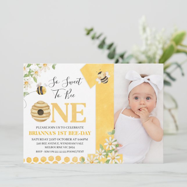 Invitation Photo Yellow Daisy Bee First Bee-day Birthday (Debout devant)
