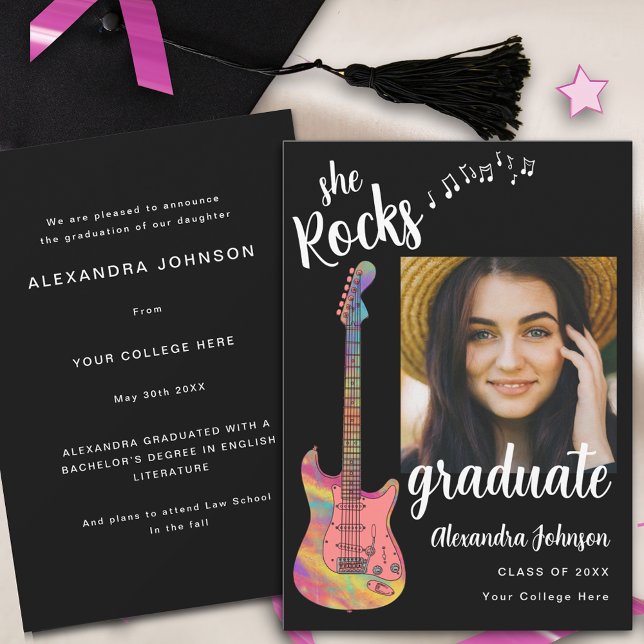 Invitation Photographie moderne noir et blanc Diplômé Guitare (Fun Pink guitar graduate photo Black and white stylish script Graduation announcement card)