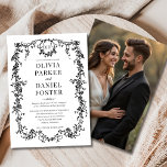 Invitation Photographie noir blanc Floral Victorian Mariage f<br><div class="desc">Intemporel et raffiné, ce faire-part de mariage victorien blanc et noir présente d'élégants accents floraux et un monogramme personnalisé. Un espace photo 5x7 au fond offre un endroit parfait pour mettre en valeur votre moment fiançailles. Conçu pour le couple à la recherche d'une invitation formelle et contrastée avec une sophistication...</div>