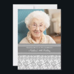 Invitation Photos de Gray Damask 90th Birthday Party Invitati<br><div class="desc">Photo personnalisée Invitations de fête du 90e anniversaire en gris élégant,  et blanc classique floral damask vintage motif . Ajoutez votre nom,  votre photo et les détails de votre fête d'anniversaire pour une invitation unique et élégante.</div>