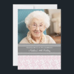Invitation Photos de Gray Damask 90th Birthday Party Invitati<br><div class="desc">Photo personnalisée Invitations de la fête du 90e anniversaire dans l'élégant motif vintage  blanc pastel rose pâle,  gris et blanc classique damassé à fleurs. Ajoutez votre nom,  votre photo et les détails de votre fête d'anniversaire pour une invitation unique et élégante.</div>