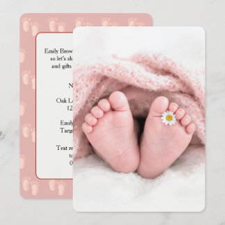 Invitation Pieds de bébé fille avec une marguerite blanche