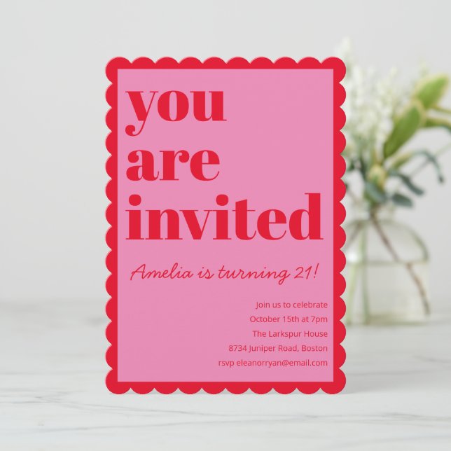 Invitation Pink and Red Modern 21st Scalloped Birthday Party (Debout devant)