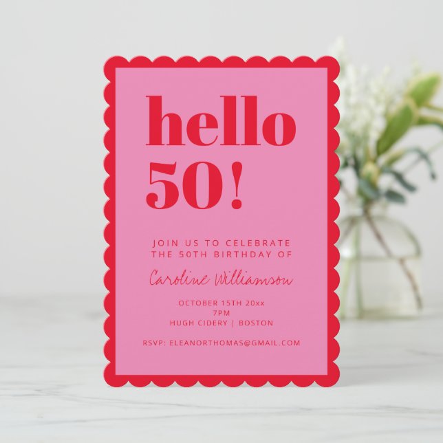 Invitation Pink and Red Modern 50th Scalloped Birthday Party (Debout devant)
