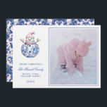 Invitation Pink & Blue Grandmillennial Damask Snowman Photo<br><div class="desc">Cette carte de Noël a un design primitif du grand-millénaire avec un Snowman rose et bleu marine. Le bas a un texte bleu qui dit "Joyeux Noël". Vous pouvez personnaliser avec un nom et une année. Le dos a un motif de damas bleu foncé coordonné.</div>