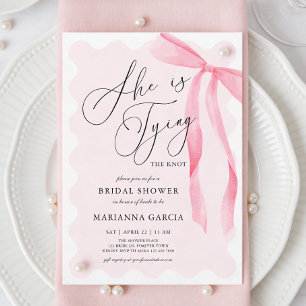 Invitation Pink Bow Elle est en train de nouer le nœud de la