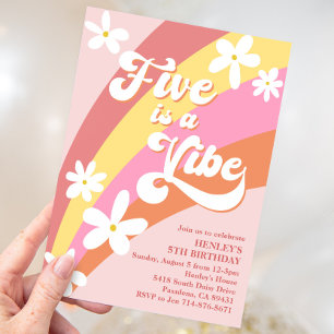 Invitation Pink Five est une Vibe Retro Daisies Rainbow Anniv