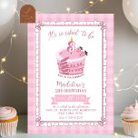 Invitation Pink Lace Bow Girl 3e anniversaire<br><div class="desc">C'est tellement doux d'être 3ème Invitation d'anniversaire,  Pink Lace Bow Heart Cake Valentine Anniversaire Girl,  Sweet Strawberry Cake Troisième fête d'anniversaire</div>