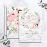 Invitation Pink Peony Wreath Rose Gold Marble Typographie 85e<br><div class="desc">Mains bas ma conception préférée à ce jour, cette magnifique invitation d'anniversaire présente LES plus beaux flores d'aquarelle que j'ai jamais vu - tellement réalistes qu'ils ressemblent à des photos ! Une couronne de pivoines roses et astilbe, dahlias, boules d'allium, branches d'eucalyptus, et un délicat chrysanthème bordeaux entourent un faux...</div>