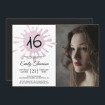 Invitation Pink Splash Sweet 16 16e anniversaire de la fête P<br><div class="desc">Une douce invitation à la fête moderne de 16 ans avec un éclat rose et le numéro 16 dans la typographie moderne. Envoyez cette invitation de fête du 16e anniversaire rose et noir à votre famille et à vos amis. Ajoutez simplement votre photo et vos détails personnels à cette invitation...</div>