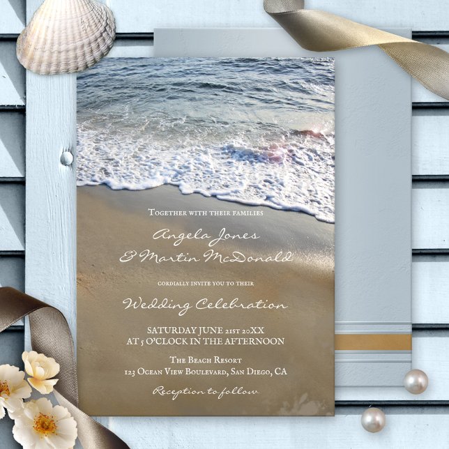 Invitation Plage artistique simple ou mariage de destination (Elegant yet simple wedding invitation featuring an artistic design of waves flowing on the beach)