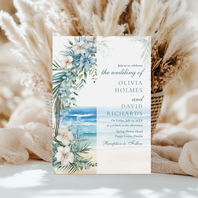 Invitation Plage tropicale moderne et Mariage d'arc floral (Modern Tropical Beach and Floral Arch Wedding Invitation on a sunny table with white pampas grass.)