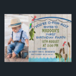 Invitation poisson premier anniversaire Invitation<br><div class="desc">Vous cherchez une invitation d'anniversaire funeste ? Ce design est peut-être juste pour vous. Il comprend deux poissons, des mouches dragons, des cattails et une canne à pêche. La photo de votre petit garçon apparaît sur le côté droit de l'invitation. L'arrière - plan est une photo en bois et les...</div>