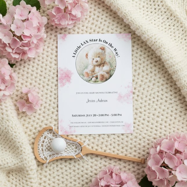Invitation pour Baby Shower Fille Teddy Bear Lacro (Baby shower invitation with lacrosse bear on knitted beige blanket, surrounded by pink hydrangeas an)