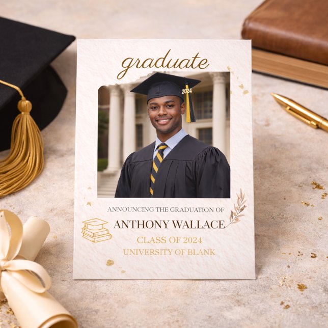 Invitation pour le portrait de l'universitaire d'o (Gold accented graduate portrait layout for announcing a college commencement milestone)