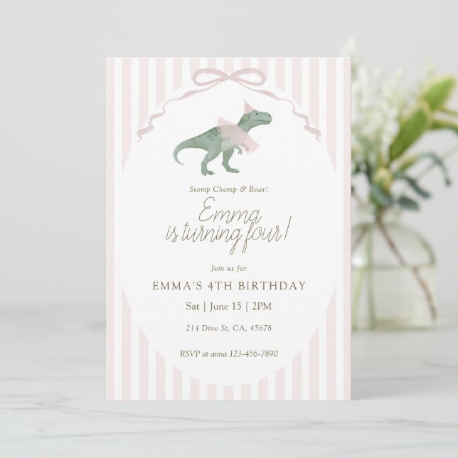 Invitation pour le quatrième anniversaire de dinos (Debout devant)