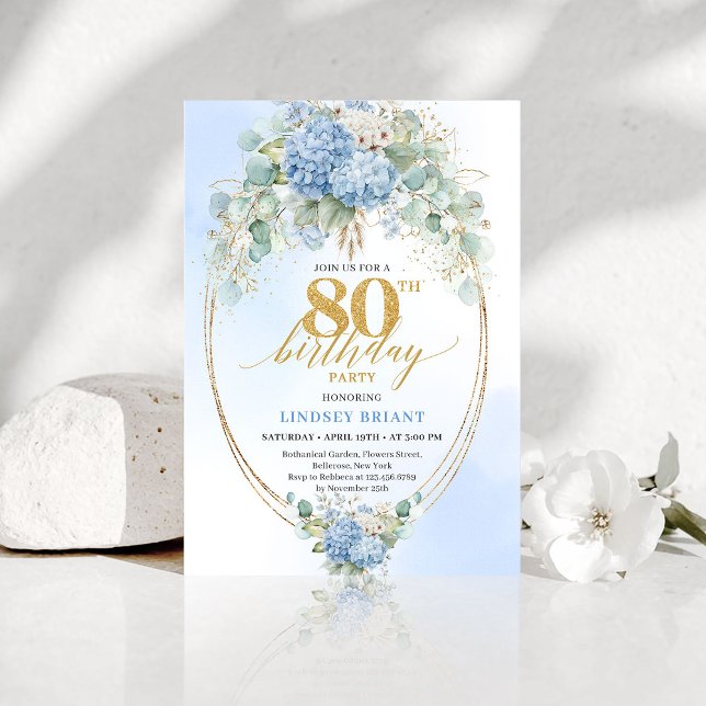 Invitation pour les 80 ans avec des fleurs en bleu (Timeless Dusty Blue Floral 80th Birthday Invite)