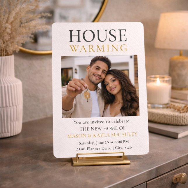 Invitation pour une nouvelle maison moderne (Modern new home celebration with neutral tones, gold text, and photo layout with key detail)