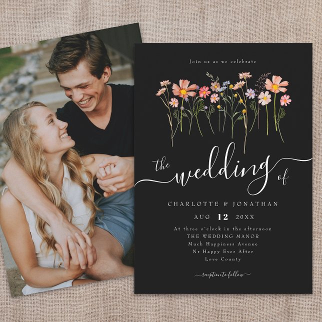 Invitation Prairie de Fleurs Sauvages Script Photo Noir & Bla (Wildflower meadow fall florals photo black and white wedding invitation Whimsical elegant script )