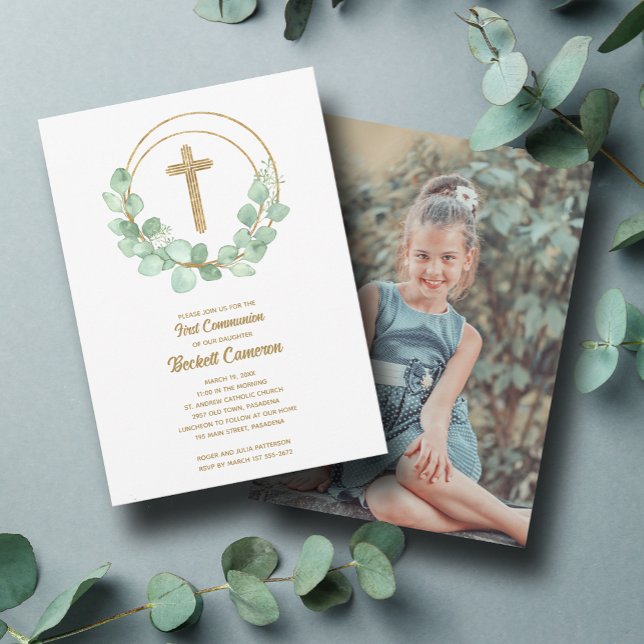 Invitation Première communion féminine Eucalyptus moderne (Eucalyptus wreath around a gold cross girl first communion invitations with a photo on back)