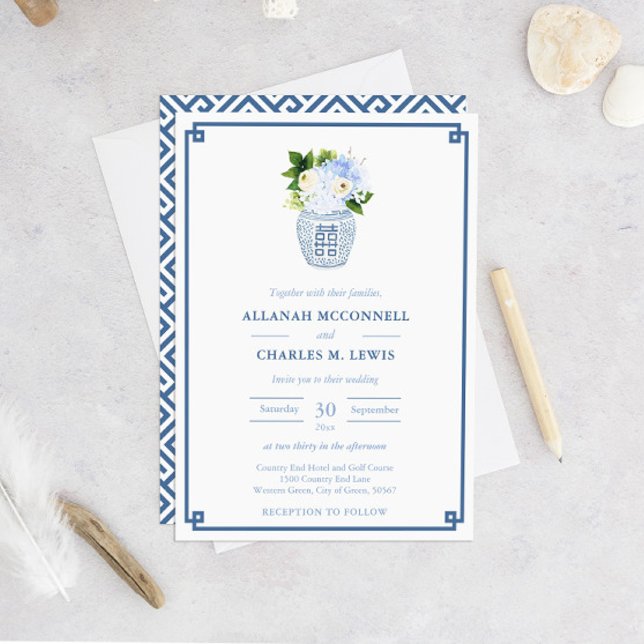 Invitation Préppy Floral Bleu & Blanc Ginger Jar Mariage (Blue And White Ginger Jar Greek Key Chinoiserie Chic Wedding Invitation)