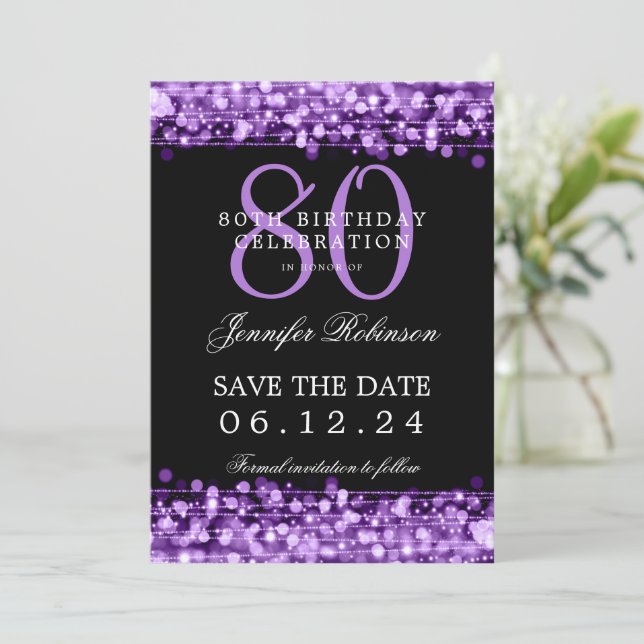 Invitation Purple 80th Birthday Enregistrer la date avec les  (Debout devant)