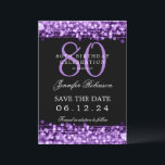 Invitation Purple 80th Birthday Enregistrer la date avec les<br><div class="desc">Design élégant "80th Birthday Party" avec des lumières à cordes violettes et nom personnalisé et texte de détails. Facile à utiliser et facile à personnaliser. Commandez aujourd'hui !</div>