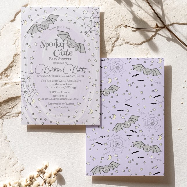 Invitation Purple chauves-souris Éffrayant Baby shower mignon (Spooky Cute Baby Bats Halloween Baby Shower Invite. Bats, Stars, Moons, Spiderwebs on Pastel Purple.)