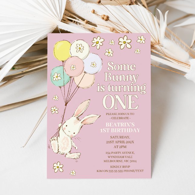 Invitation Purple Daisy Un Lapin Qui Tourne Un 1Er Anniversai (Modern some bunny is turning one 1st birthday invitation with balloons and daisies.)