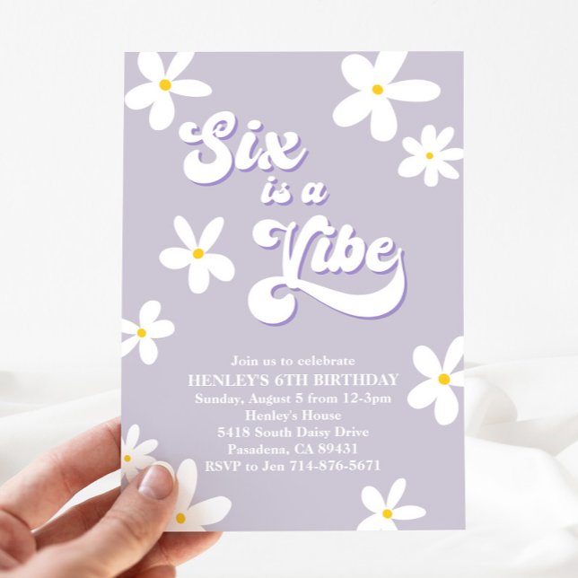 Invitation Purple Retro Daisy Six Est Un Anniversaire Vibe (Créateur téléchargé)