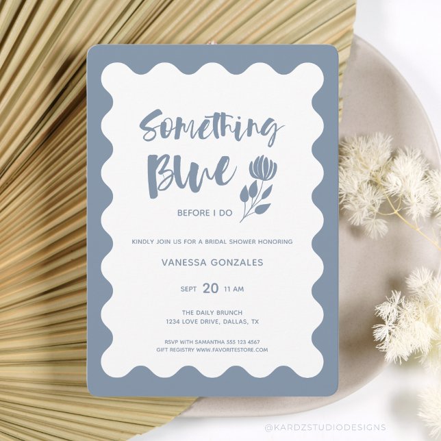 Invitation Quelque chose de moderne bleu avant de faire Fête  (Something Blue Before I Do Bridal Shower Invitation, Dusty Blue + white scallop frame, script flower)