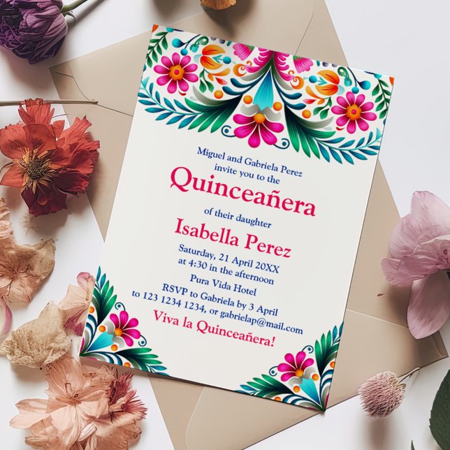 Invitation Quinceanera Florale Vibrante Blanche Fiesta Mexica (White Vibrant Floral Quinceanera Mexican Fiesta Invitation on a boho table with colorful flowers.)