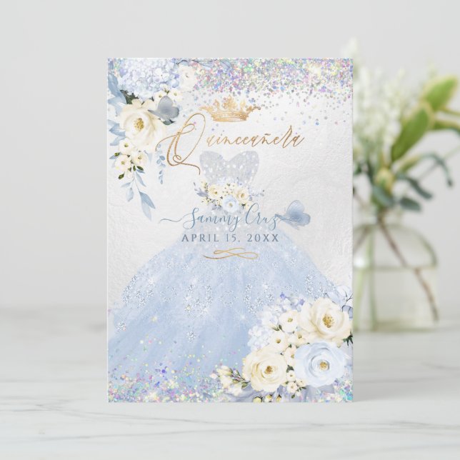 Invitation Quinceanera Holographique Dusty bleu robe d'argent (Debout devant)