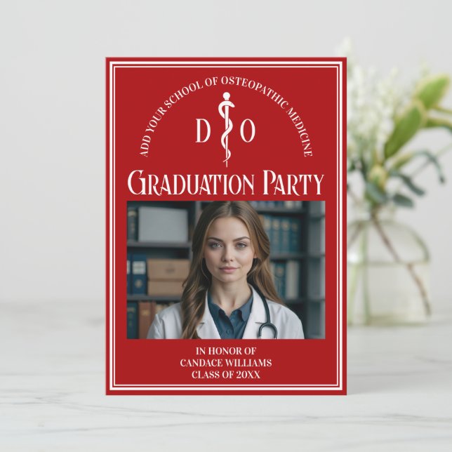 Invitation Red Osteopathic Médicale School Graduation Party (Debout devant)