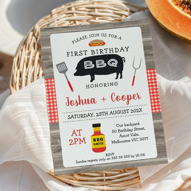 Invitation Red Plaid Wood Twins Black Pig BBQ 1er anniversair (Red Gingham Black Pig BBQ 1st Birthday Invitation Twins, Joint Twins BBQ Birthday Invitation, Wood)