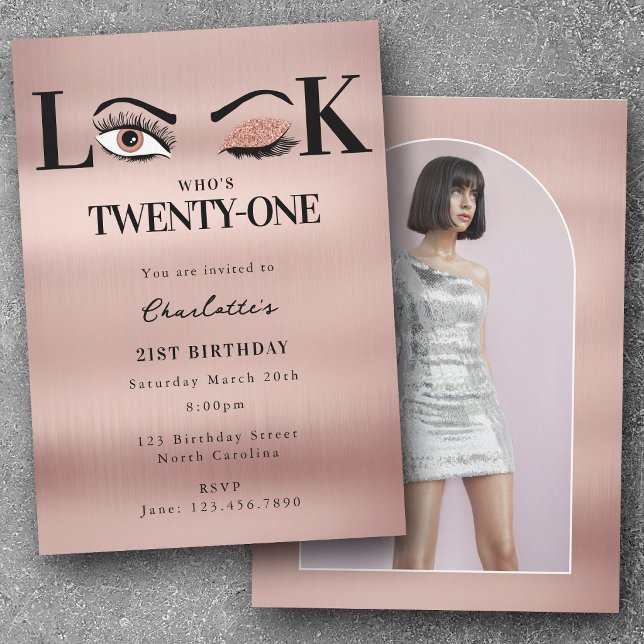 Invitation Regard d'anniversaire pour les 21 ans, regardez qu (Twenty First 21st Birthday Look Who's 21 Rose Gold Invitation)