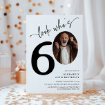 Invitation Regarde qui a 60 ans ! Photo moderne 60e anniversa<br><div class="desc">Fêtez le grand 6-0 en style avec nos Invitations de la fête "Look who's 60". Chaque invitation dispose d'une superbe police de serif en italique noir et d'un élégant script de calligraphie, dressé contre un arrière - plan blanc minimaliste. La pièce de résistance ? Une photo de l'étoile d'anniversaire en...</div>