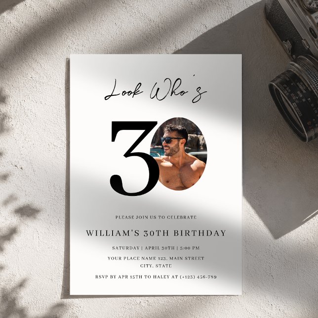 Invitation Regardez Qui a 30 ans Anniversaire Moderne Simple  (Créateur téléchargé)